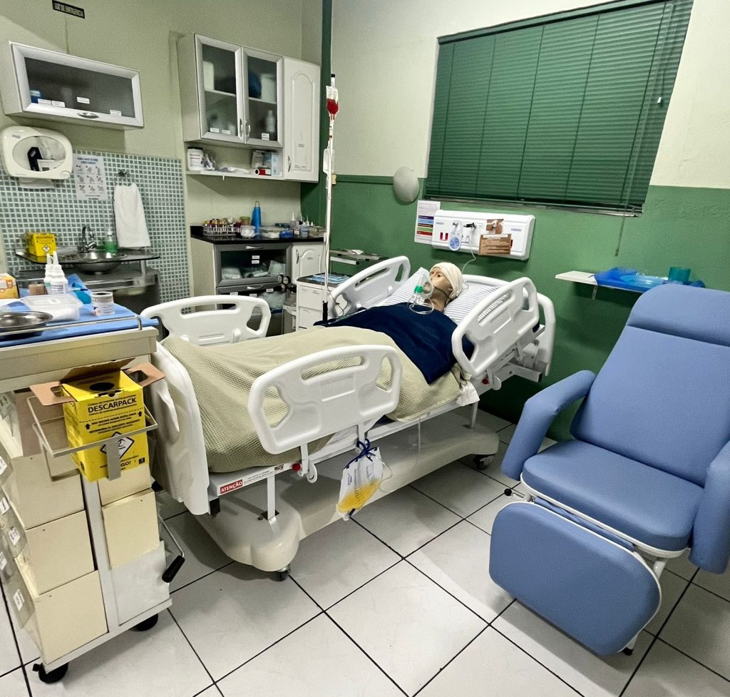 Alunos do curso técnico de enfermagem em aula prática no laboratório que simula um centro cirúrgico na Escola Alpha em São Bernardo do Campo.
