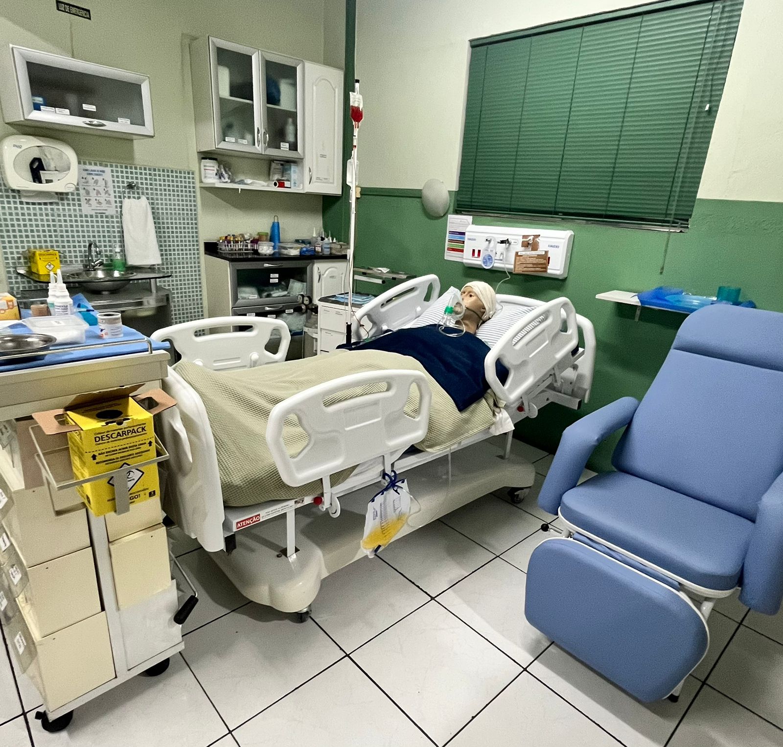 Alunos do curso técnico de enfermagem em aula prática no laboratório que simula um centro cirúrgico na Escola Alpha em São Bernardo do Campo.