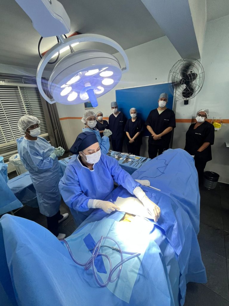 Alunos do curso técnico de enfermagem em aula prática no laboratório que simula um centro cirúrgico na Escola Alpha em São Bernardo do Campo.