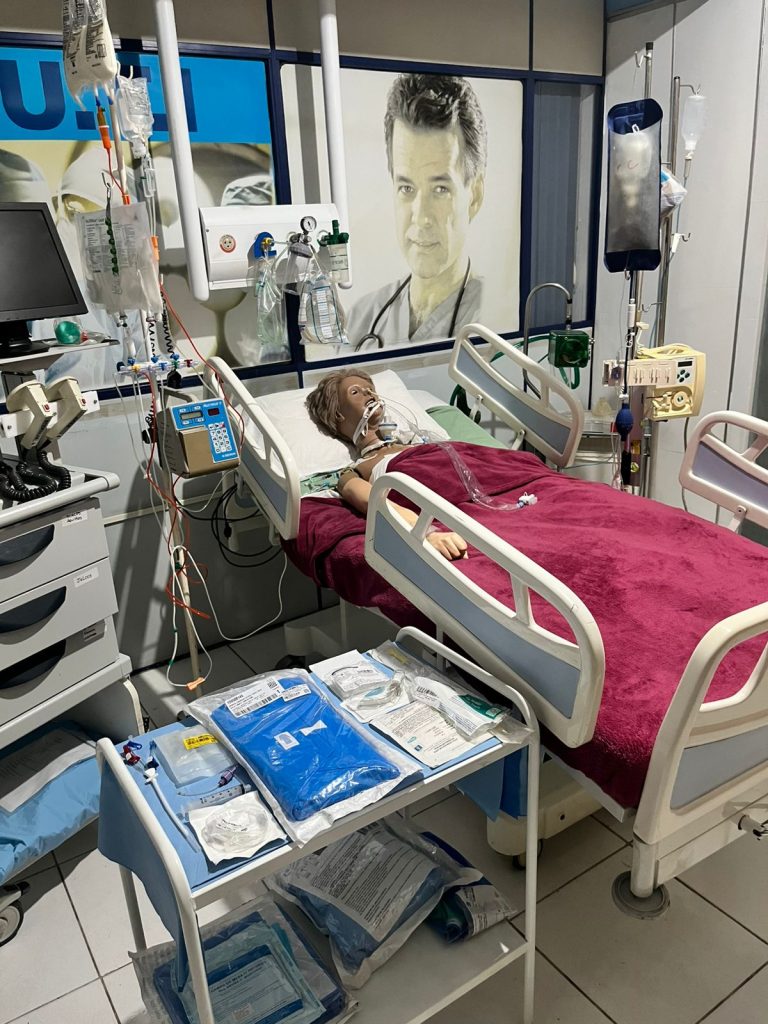 Alunos do curso técnico de enfermagem em aula prática no laboratório que simula um centro cirúrgico na Escola Alpha em São Bernardo do Campo.