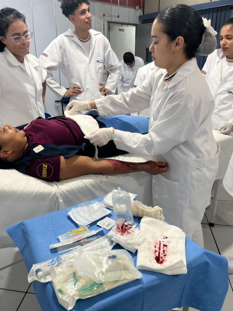 Alunos do curso técnico de enfermagem em aula prática no laboratório que simula um centro cirúrgico na Escola Alpha em São Bernardo do Campo.